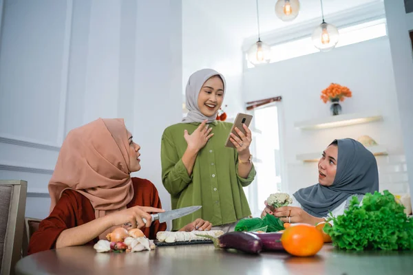 Three Muslim Girlfriends Get Together While Cooking Kitchen One Using — Zdjęcie stockowe