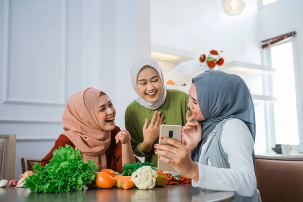 Happy Young Asian Woman Hijab Cooking Kitchen While Looking Internet — Zdjęcie stockowe