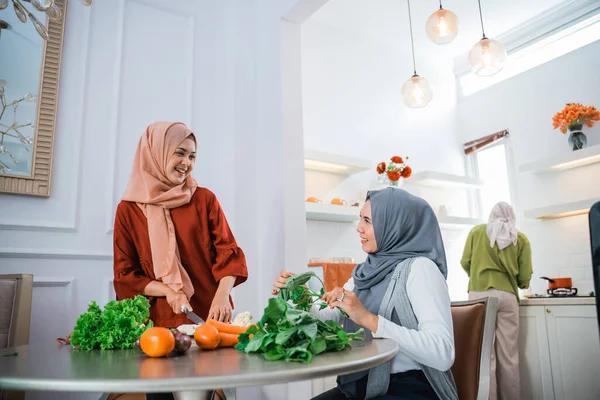 Muslim Woman Friend Preparing Some Food Dinner Kitchen — Zdjęcie stockowe
