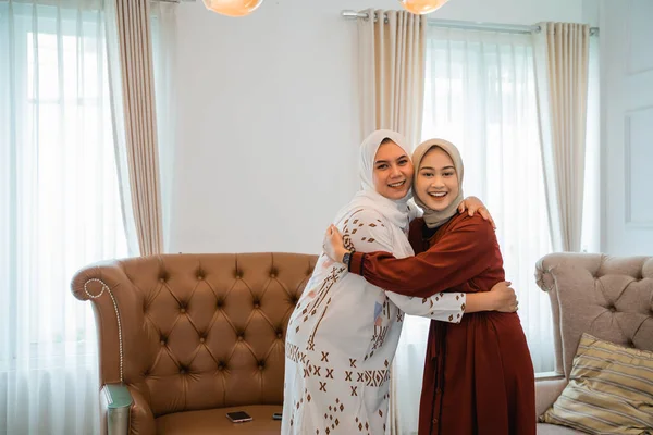 Dvě Usměvavé Muslimské Ženy Objímající Pozadí Obývacího Pokoje — Stock fotografie