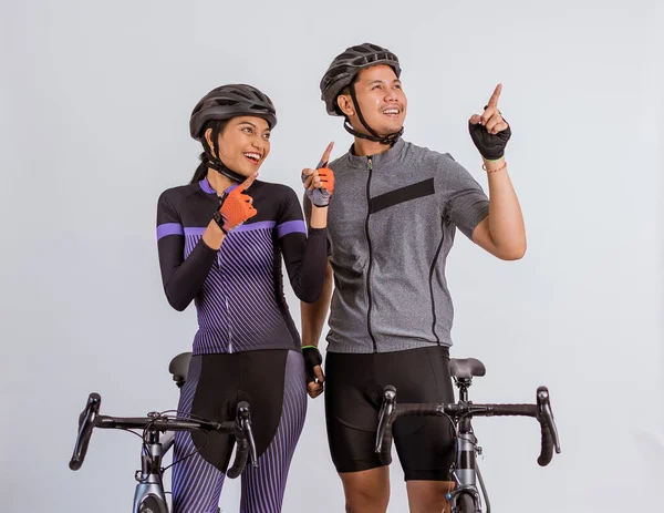 Asian Couple Cycling Outfit Looking Pointing Finger While Standing Bicycles — Stock fotografie
