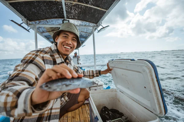 Smiling Angler Showing Fish Sea Fishing Small Fishing Boat — Stockfoto