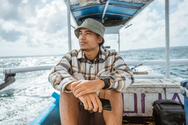 Angler Sedí Uvolněně Drží Mobilní Telefon Malé Rybářské Lodi Moři — Stock fotografie