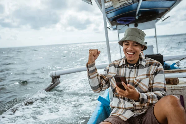 Excited Angler Using Cell Phone While Sitting Resting Fishing Boat — Stockfoto