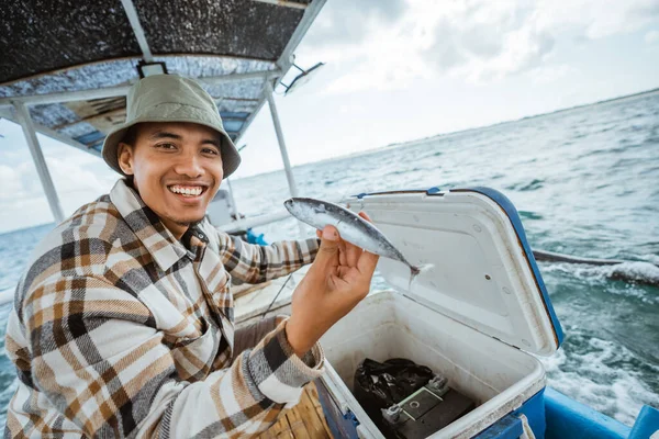 Asian Fisherman Smiles Shows Small Fish Bait Sea Fishing — Stockfoto
