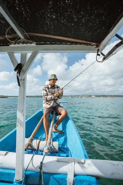 Angler Sitting Front End Boat While Holding Fishing Rod Small — Stockfoto