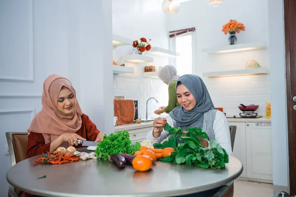 Woman Wearing Hijab Best Friend Preparing Food Dinner Kitchen — Zdjęcie stockowe