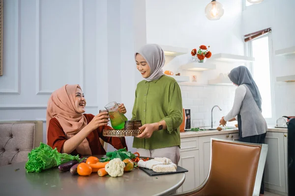 Muslim Žena Servírující Nápoj Pro Svého Přítele Rodinu Doma Spolu — Stock fotografie