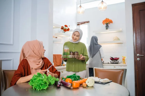 Muslim Žena Servírující Nápoj Pro Svého Přítele Rodinu Doma Spolu — Stock fotografie