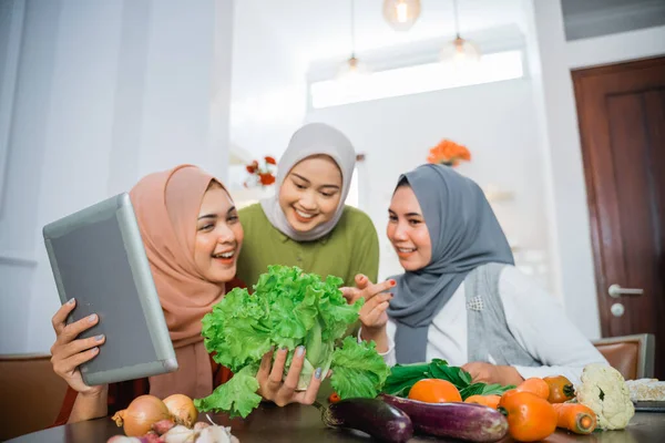 Three Friend Hijab Looking Tablet Learn Make New Food Menu — Zdjęcie stockowe