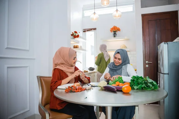 Žena Sobě Hidžáb Nejlepším Přítelem Připravuje Jídlo Večeři Kuchyni — Stock fotografie