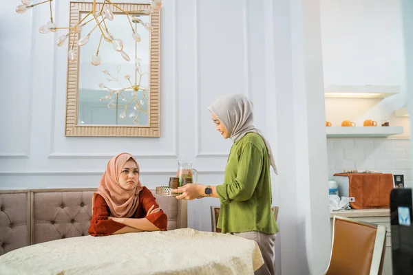 Asijky Žena Hidžábu Slouží Občerstvení Když Naštvaný Přítel Navštíví Domov — Stock fotografie