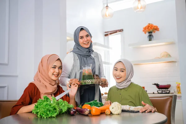 Muslim Woman Serving Drink Her Friend Home While Having Cooking — Zdjęcie stockowe