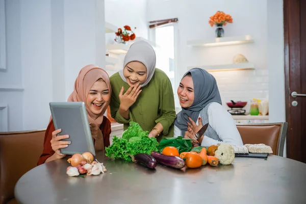 Three Friend Hijab Looking Tablet Learn Make New Food Menu — Zdjęcie stockowe