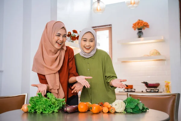 Two Veiled Muslim Women Hands Presenting Vegetables Table — Zdjęcie stockowe