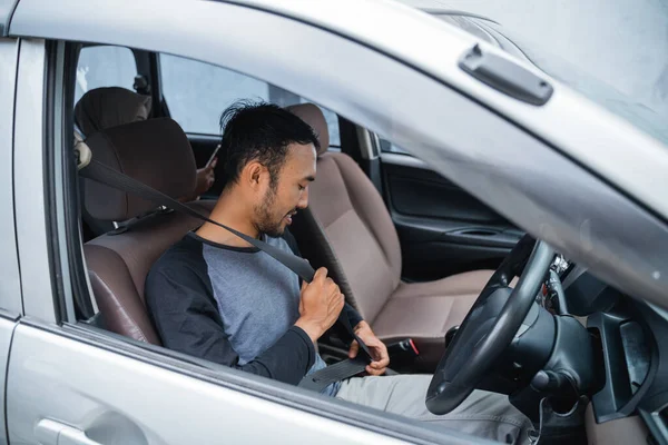 Asian Male Driver Buckles Going Drive Car — Stock Photo, Image
