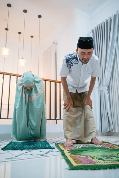 아시아 이슬람 운동중에 집에서 매트에서 기도할 여자와 기도를 인도하는 — 스톡 사진