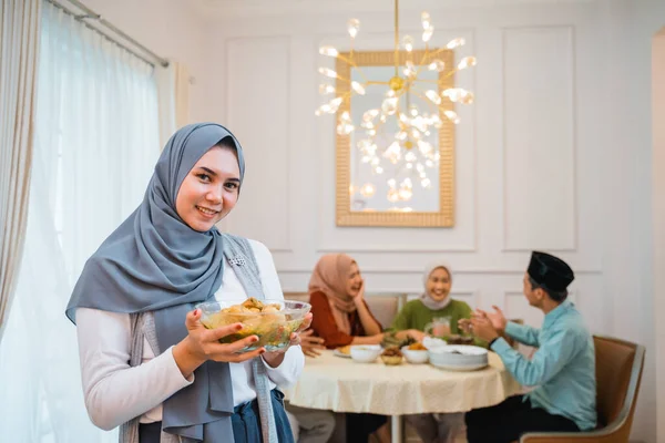 Beautiful Veiled Girl Carrying Plate Food Muslim Family Together Enjoy — Zdjęcie stockowe