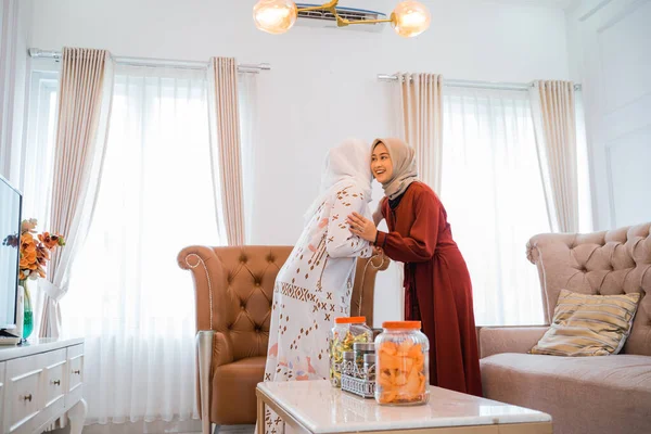 Zahalená Muslimka Pozdravuje Přítelkyni Objetím Přeje Šťastné Eid Doma — Stock fotografie