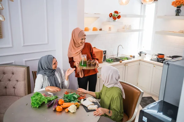 Muslim Žena Servírující Nápoj Pro Svého Přítele Doma Při Vaření — Stock fotografie