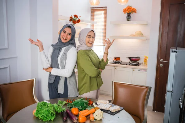 Dvě Ženy Hidžábu Úsměvem Gestem Ruky Prezentovat Při Vaření Kuchyni — Stock fotografie