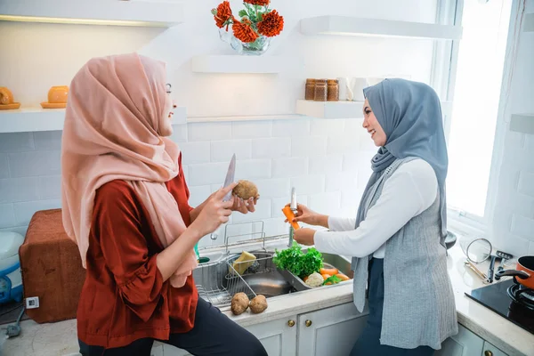 Muslimka Přítelkyně Připravuje Nějaké Jídlo Večeři Kuchyni — Stock fotografie