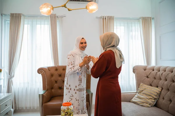 Asijské Muslim Žena Hidžábu Návštěvě Pozdrav Během Eid Pozadí Obývacího — Stock fotografie
