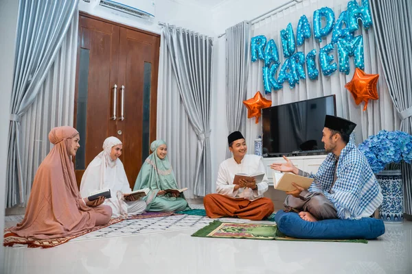Skupina Muslimů Čtení Svaté Knihy Koránu Během Koránu Recitace Doma — Stock fotografie
