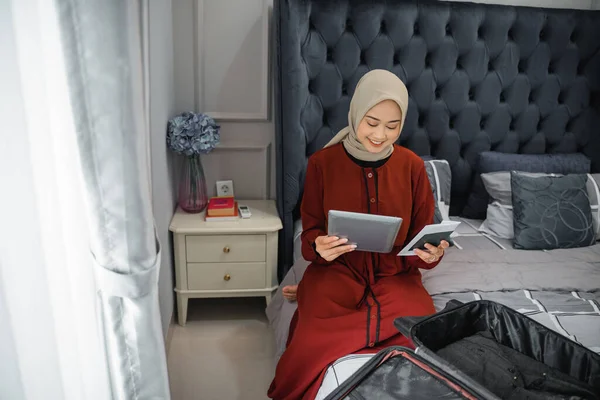 Krásná Žena Hidžábu Drží Pas Jízdenku Pomocí Tabletu Při Sezení — Stock fotografie