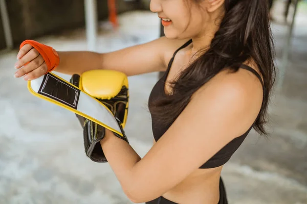 Una Hermosa Boxeadora Usando Los Guantes Boxeo Mano Izquierda Mientras — Foto de Stock