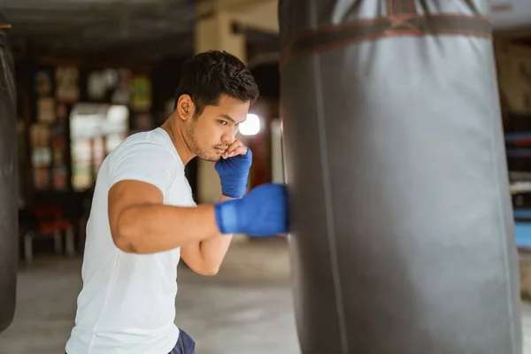 Boxer Vážně Mlátí Těžké Tašky Boxerském Studiu — Stock fotografie