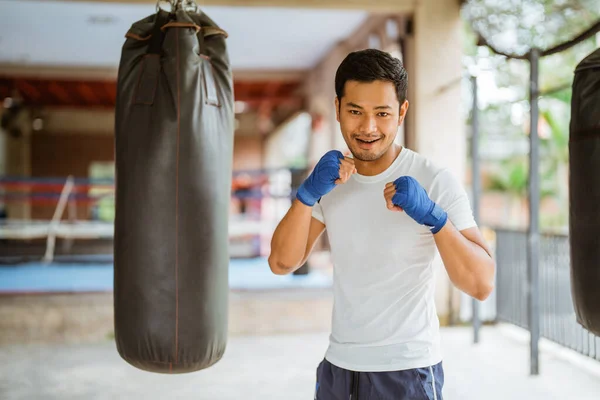 Boxer Seriously Punching Heavy Bags Boxing Studio — Stock Photo, Image