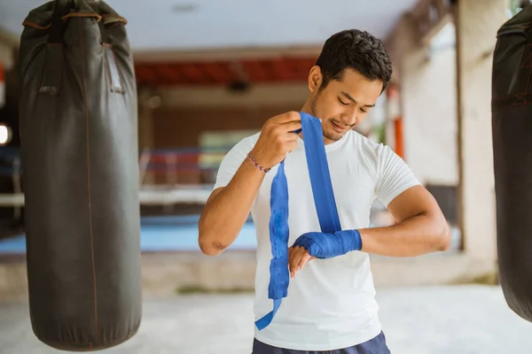 Asijský Samec Boxer Nosí Boxerské Zábal Rukavice Zatímco Stojí Boxerským — Stock fotografie