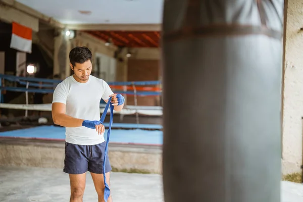 Ásia Masculino Boxer Vestindo Boxe Wrap Luvas Enquanto Com Caixa — Fotografia de Stock