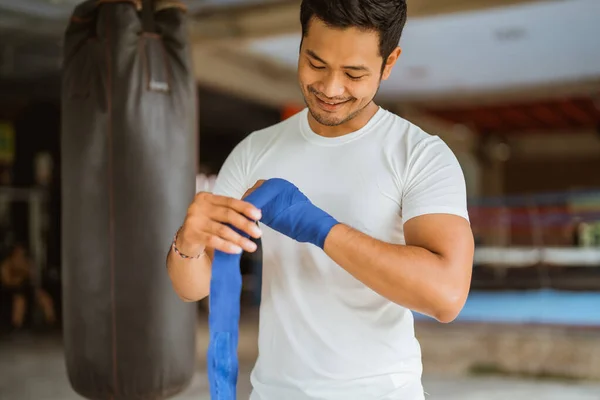 Asiatico Maschio Boxer Indossare Boxe Avvolgere Guanti Mentre Piedi Con — Foto Stock