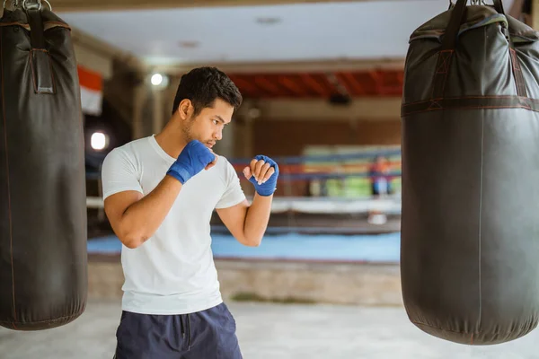 Boxer Seriously Punching Heavy Bags Boxing Studio — Stock Photo, Image
