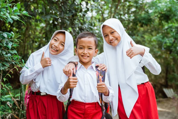 Три Ученика Начальной Школы Форме Стоят Обочине Проселочной Дороги Большими — стоковое фото