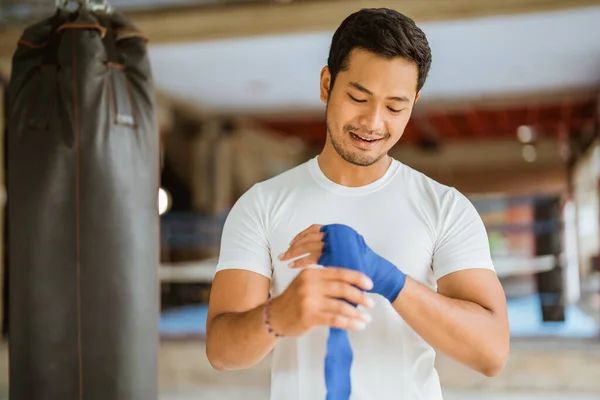 Ein Asiatischer Boxer Mit Boxhandschuhen Während Mit Dem Boxring Hintergrund — Stockfoto