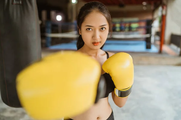Boxeador Feminino Com Luvas Boxe Amarelas Com Movimentos Perfuração Estúdio — Fotografia de Stock