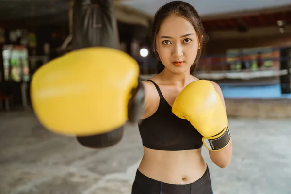 Boxeador Feminino Com Luvas Boxe Amarelas Com Movimentos Perfuração Estúdio — Fotografia de Stock