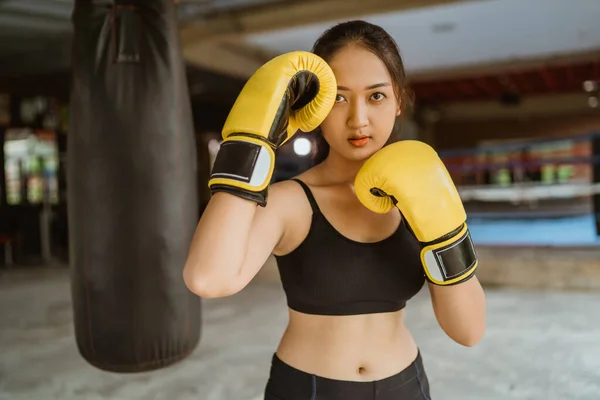 Eine Boxerin Mit Den Boxbewegungen Boxstudio Mit Dem Boxring Hintergrund — Stockfoto