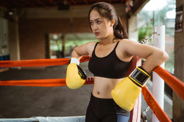 Den Kvinnliga Boxaren Står Lutad Boxningsringen Boxningsateljén — Stockfoto