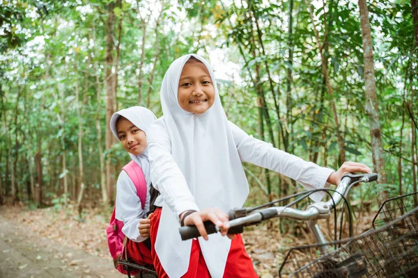 Två Vackra Flickor Grundskolan Uniform Ridning Cykel Tillsammans Genom Landet — Stockfoto
