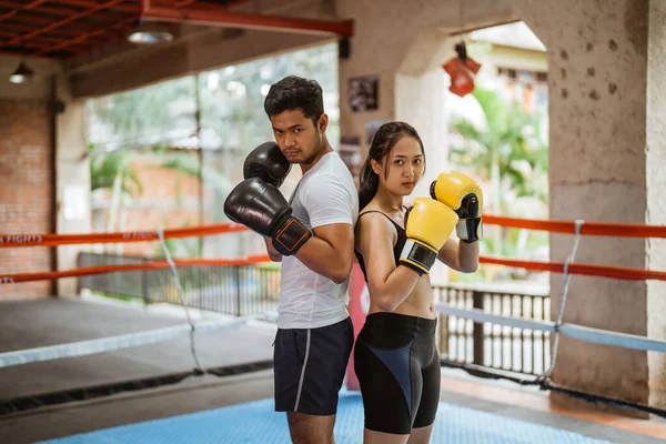 Boxeador Feminino Boxeador Masculino Costas Para Trás Com Movimentos Boxe — Fotografia de Stock