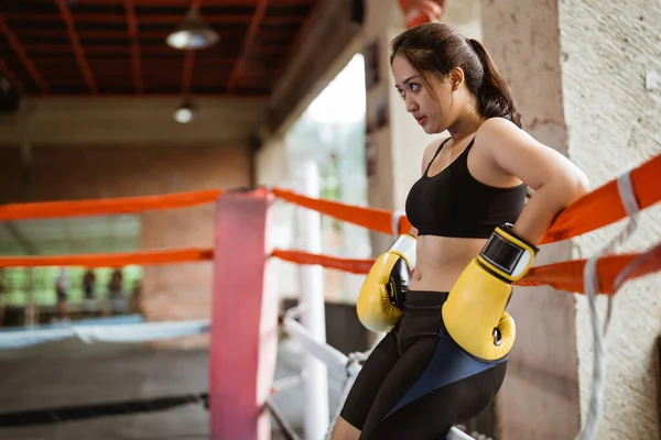 Boxeador Femenino Con Guantes Boxeo Amarillos Apoyados Las Cuerdas Dentro — Foto de Stock