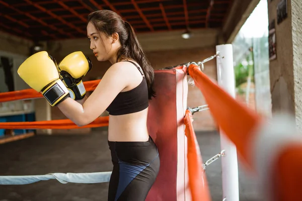 Boxeador Feminino Com Movimentos Perfuração Dentro Anel Caixa Estúdio Boxe — Fotografia de Stock