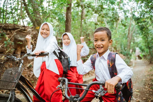 Trois Élèves École Primaire Faisant Vélo Sur Route Campagne Serrant — Photo
