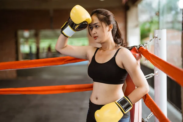Uma Mulher Boxeadora Limpando Seu Suor Usando Luvas Boxe Amarelas — Fotografia de Stock