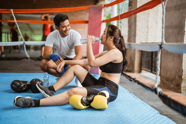 Boxeador Masculino Hablando Con Boxeador Femenino Mientras Está Sentado Bebiendo — Foto de Stock