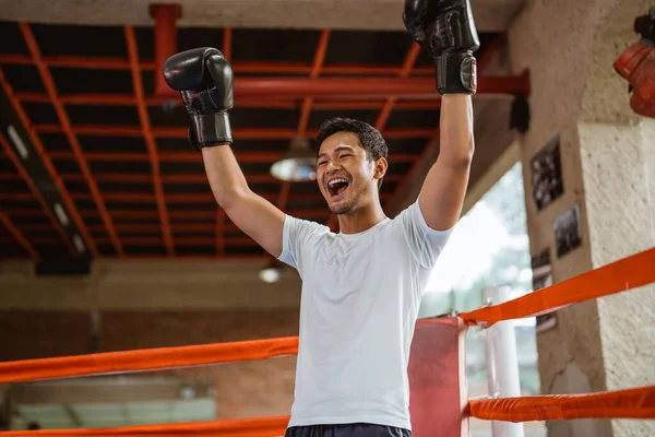 Boxer Atraente Feliz Levantando Mãos Dentro Anel Caixa — Fotografia de Stock